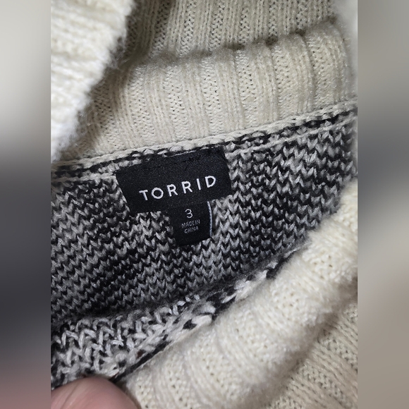 🍁🍂Nwot TORRID 3x White Mixed Animal Print Turtleneck Sweater - Picture 3 of 6